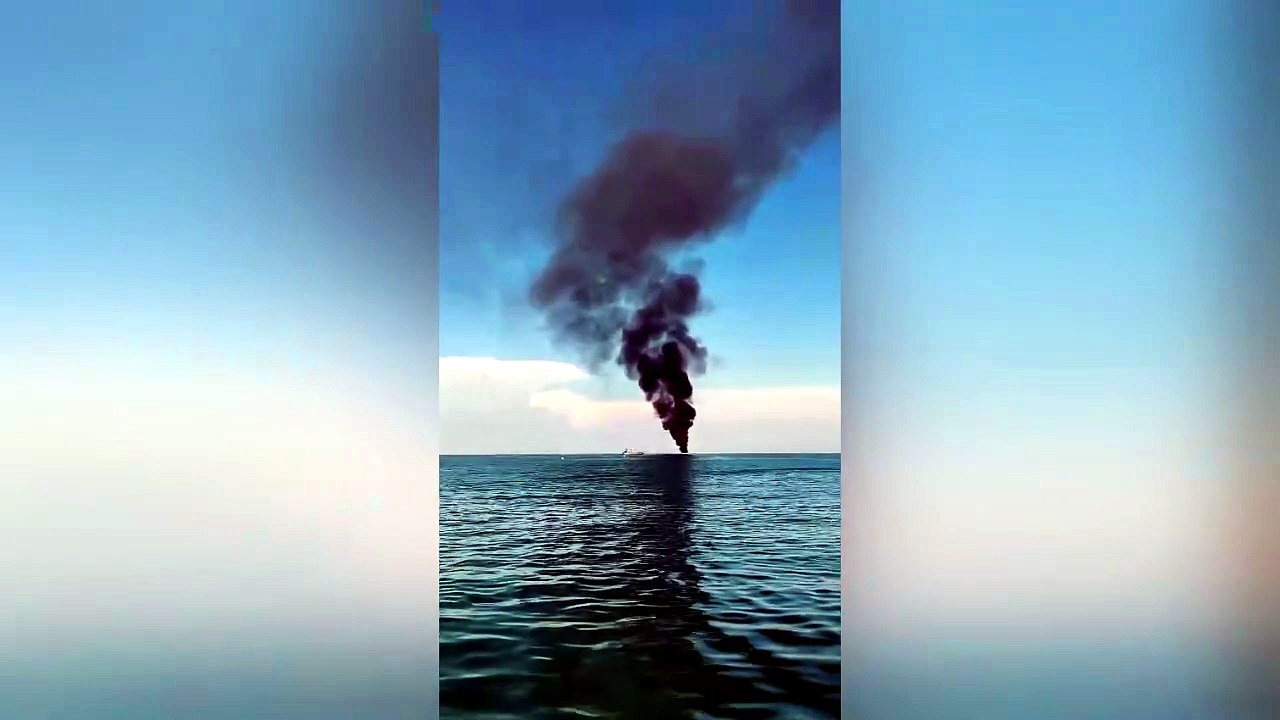Yacht esplode e prende fuoco al largo di Cavallino: il video dell’imbarcazione in fiamme