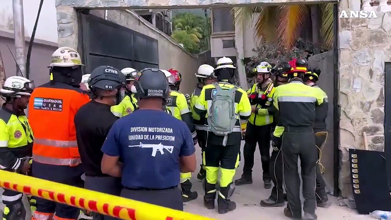 Venezuela, vigili del fuoco trovano tre persone in vita a La Guaira