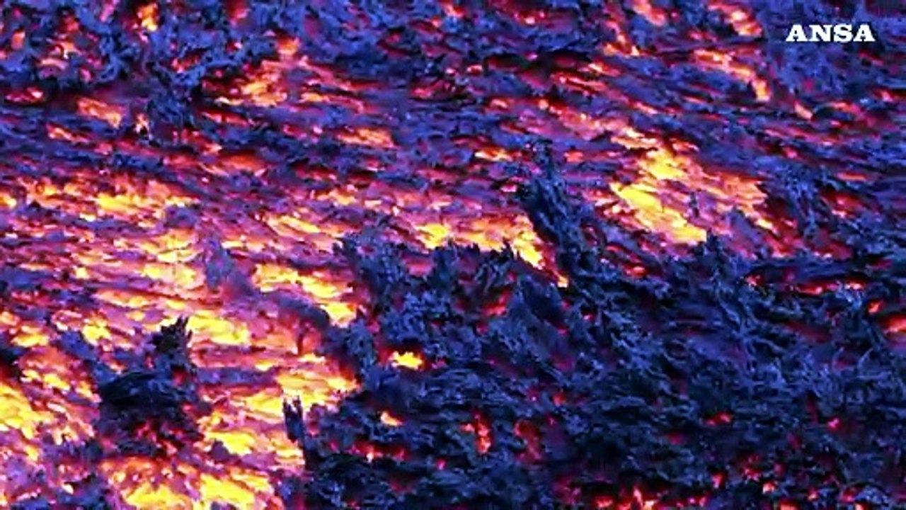 Eruzione spettacolare sull'Etna, la colata lavica tocca quota 2800 metri