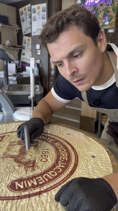 Mais pourquoi les affineurs tapent-ils les meules de Comté avec une sonde ? 🔨