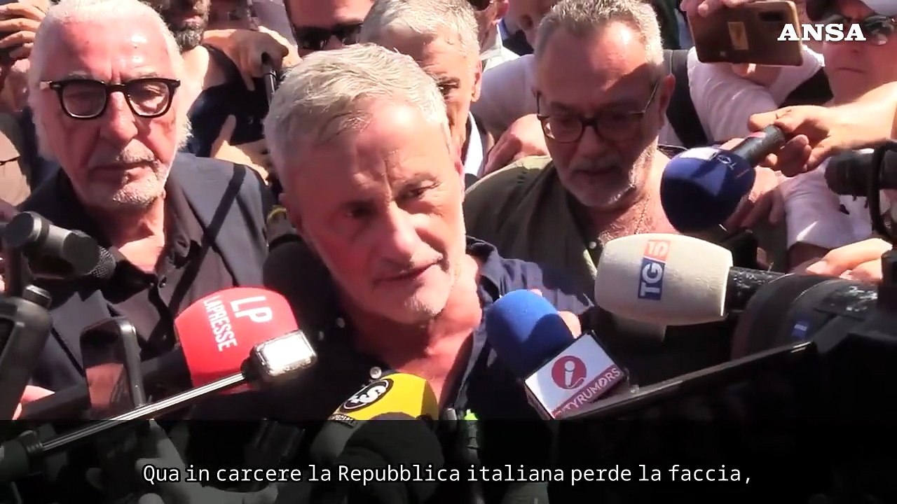 Alemanno esce da Rebibbia tra i cori: "Io in cella da innocente"
