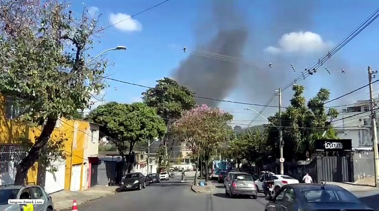 Vídeo: ônibus pega fogo no Horto, em BH, e mobiliza bombeiros - Aqui
