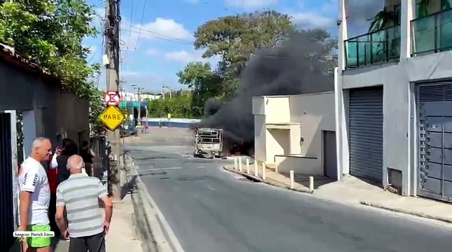 Vídeo: ônibus pega fogo no Horto, em BH, e mobiliza bombeiros - Aqui