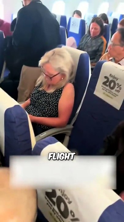 😴 Everyone Ignored Her… Until They Found Out Who She Really Was! 😱✈️
