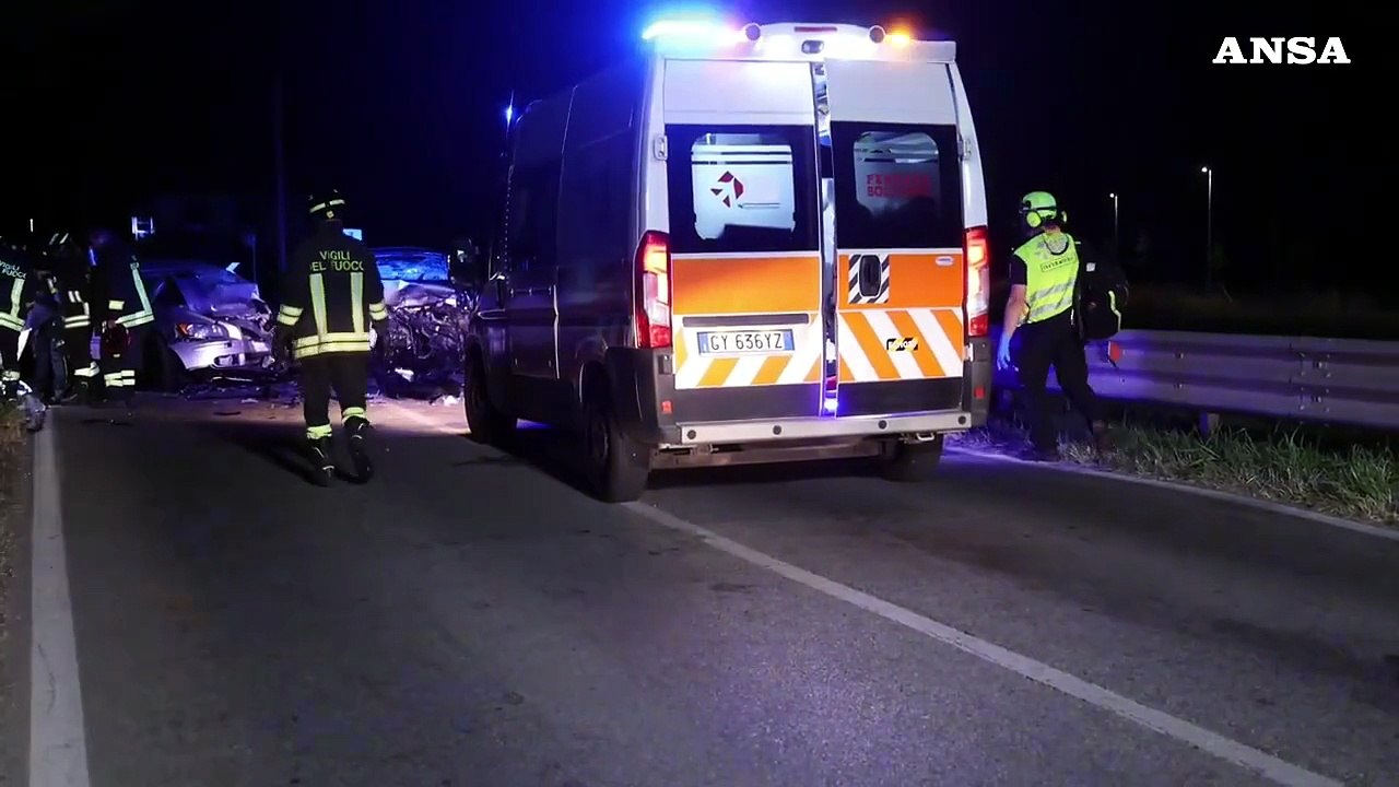 Scontro fra auto nel Ferrarese, un morto e tre feriti gravi