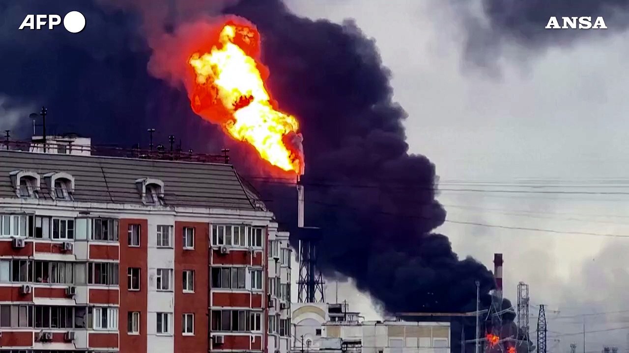 Mosca, in fiamme una raffineria di petrolio dopo un attacco ucraino