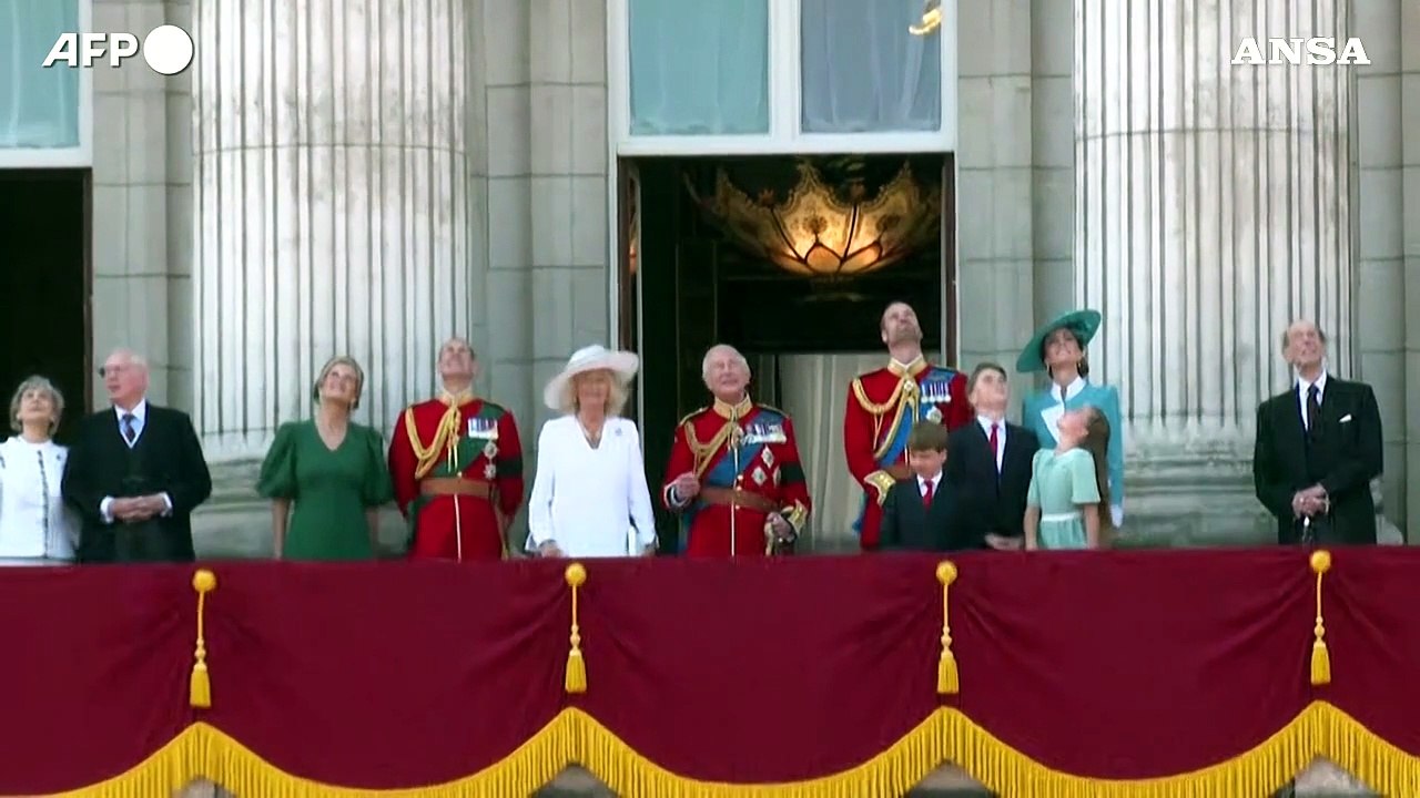 La famiglia reale britannica osserva le Frecce Rosse per il compleanno di re Carlo