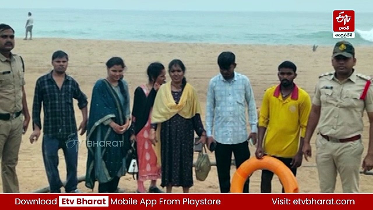 ఆర్కే బీచ్‌లో తృటిలో తప్పిన ప్రమాదం - గల్లంతవుతున్న ఐదుగురిని కాపాడిన లైఫ్‌ గార్డ్స్‌