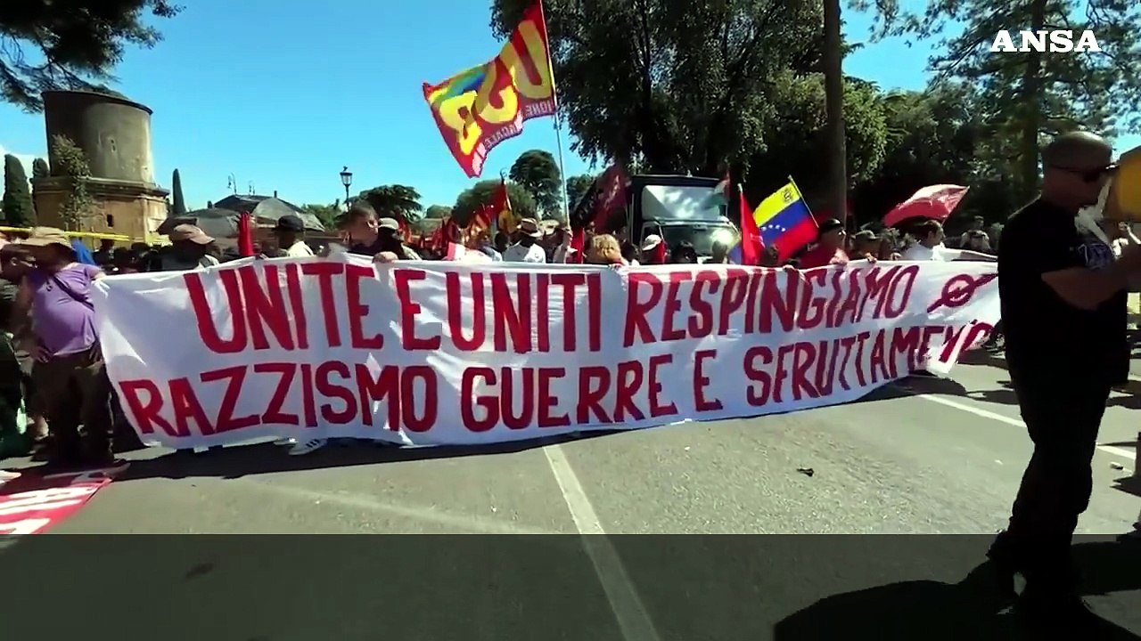 Roma, il corteo "Respingiamoli" contro governo e "Remigrazione"