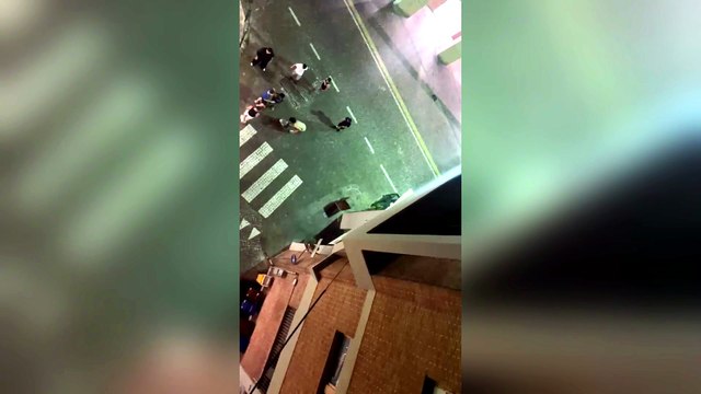 Calci e bottigliate in zona rossa a Treviso: le immagini della rissa tra giovani