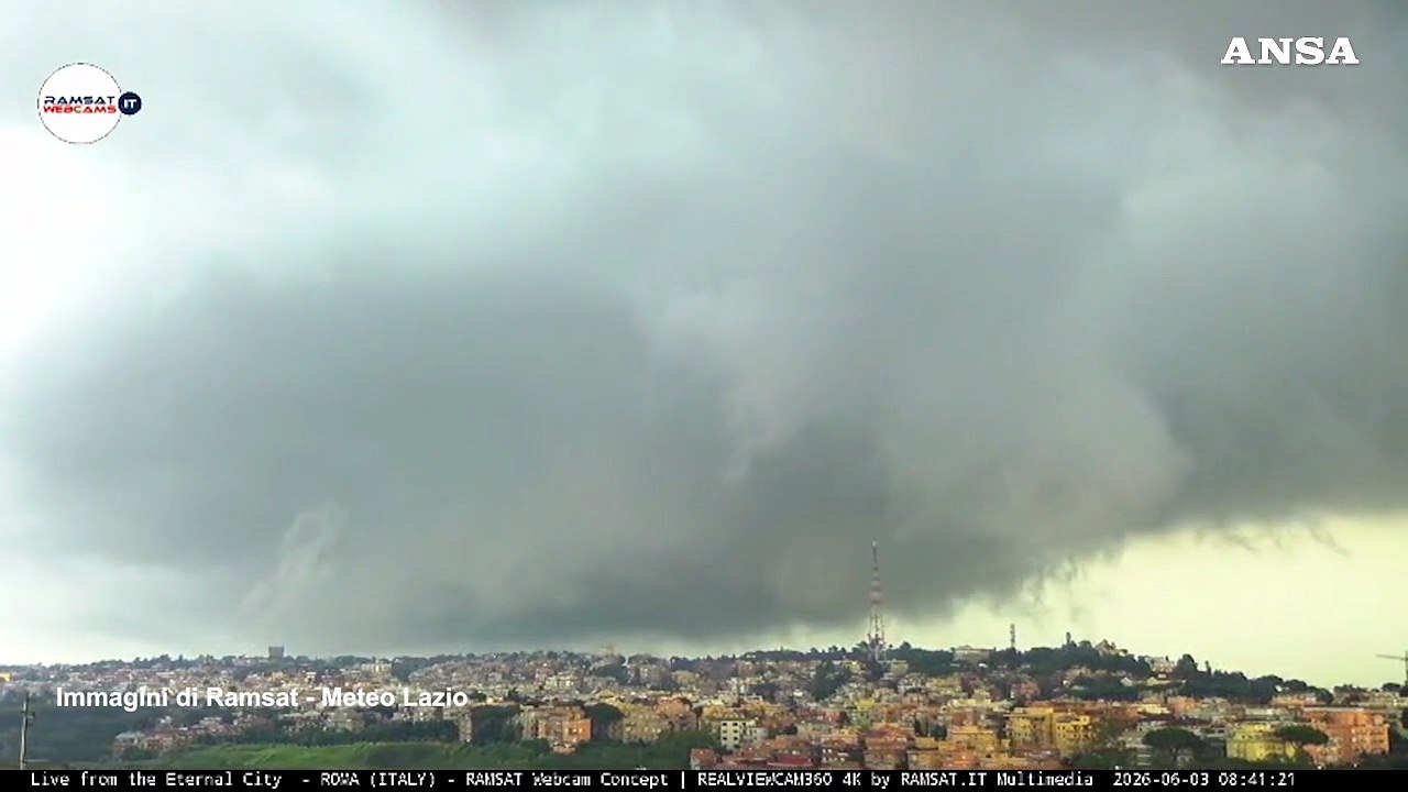 Tornado si abbatte su Roma, alberi caduti e auto danneggiate