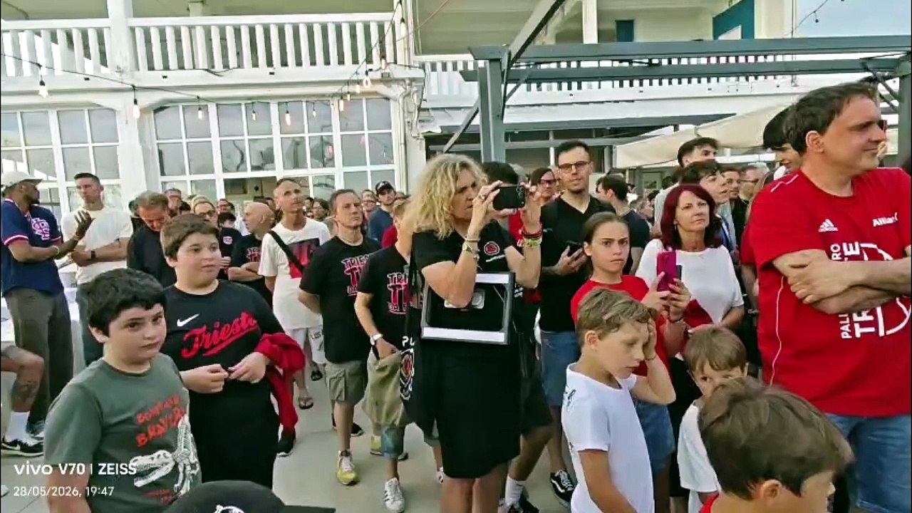 Un brindisi al tramonto: la Pallacanestro Trieste saluta i tifosi