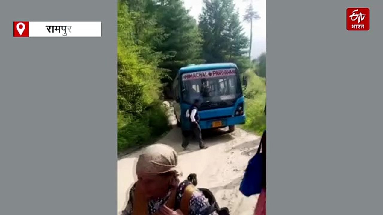 एक दिन पहले जिस रूट पर खाई में गिरी की बस, उसी रूट पर फिर हादसा, HRTC BUS से धुआं निकलने से यात्रियों में मची अफरातफरी