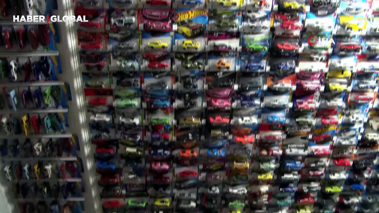 Böylesi görülmedi, evinde 15 bin maket otomobiliyle yaşıyor