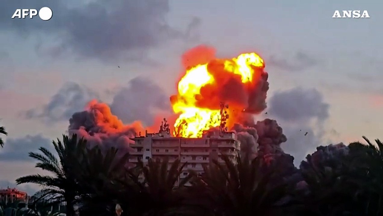Pesanti raid aerei israeliani su Tiro in Libano, ci sono vittime