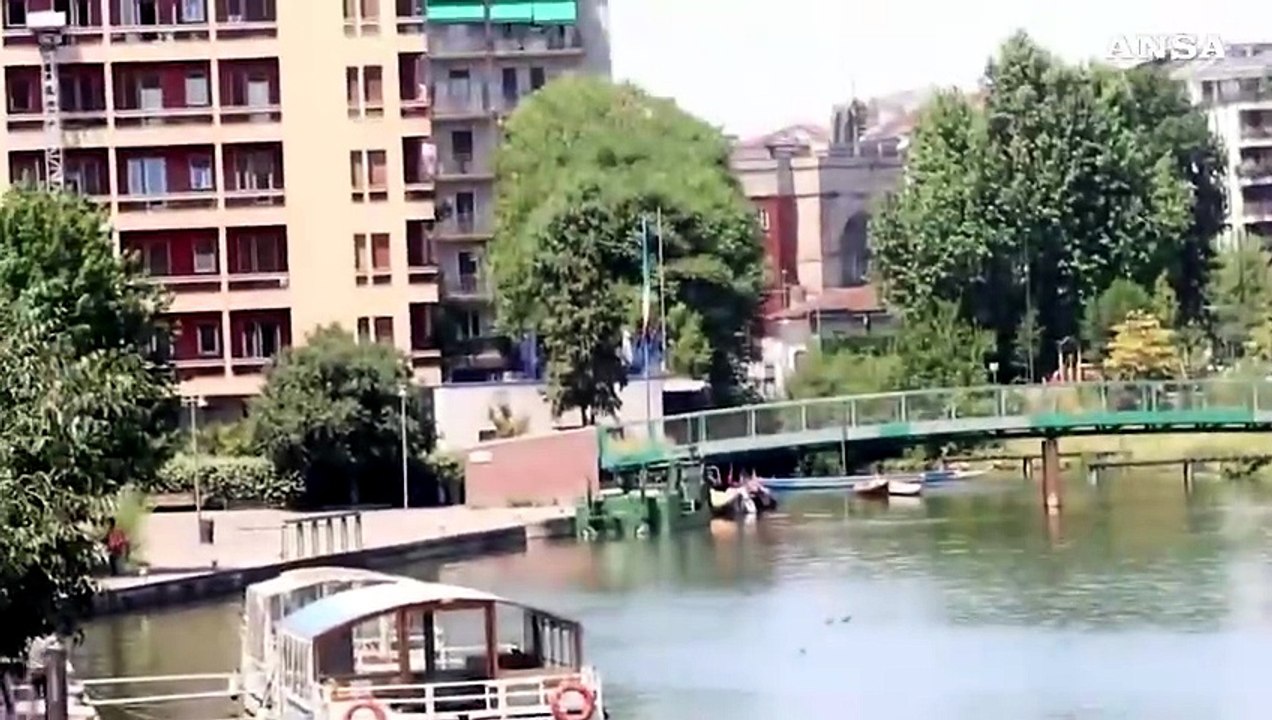 Caldo a Milano, bagno nel Naviglio della Darsena per cercare refrigerio