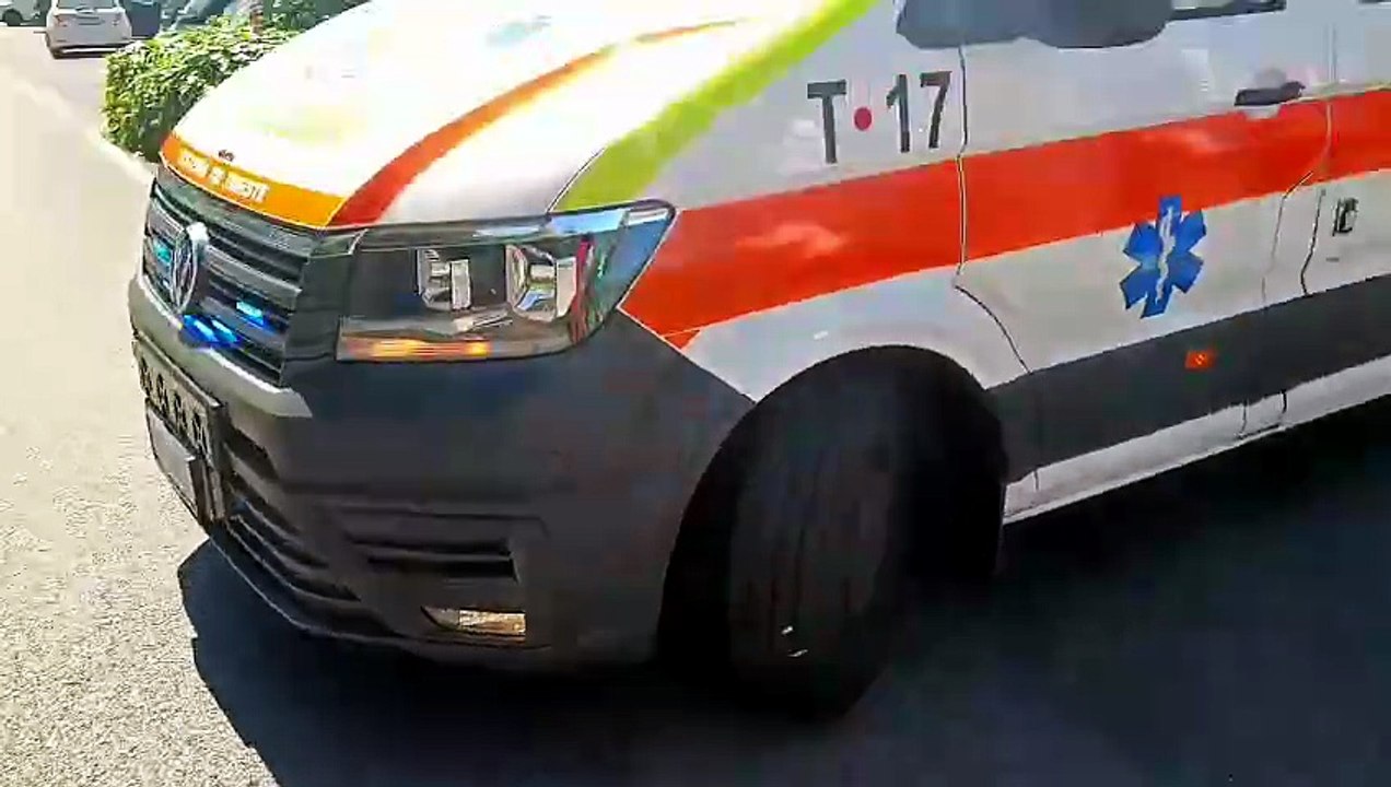 Ciclista cade davanti all'Hotel Riviera a Grignano, in codice giallo a Cattinara