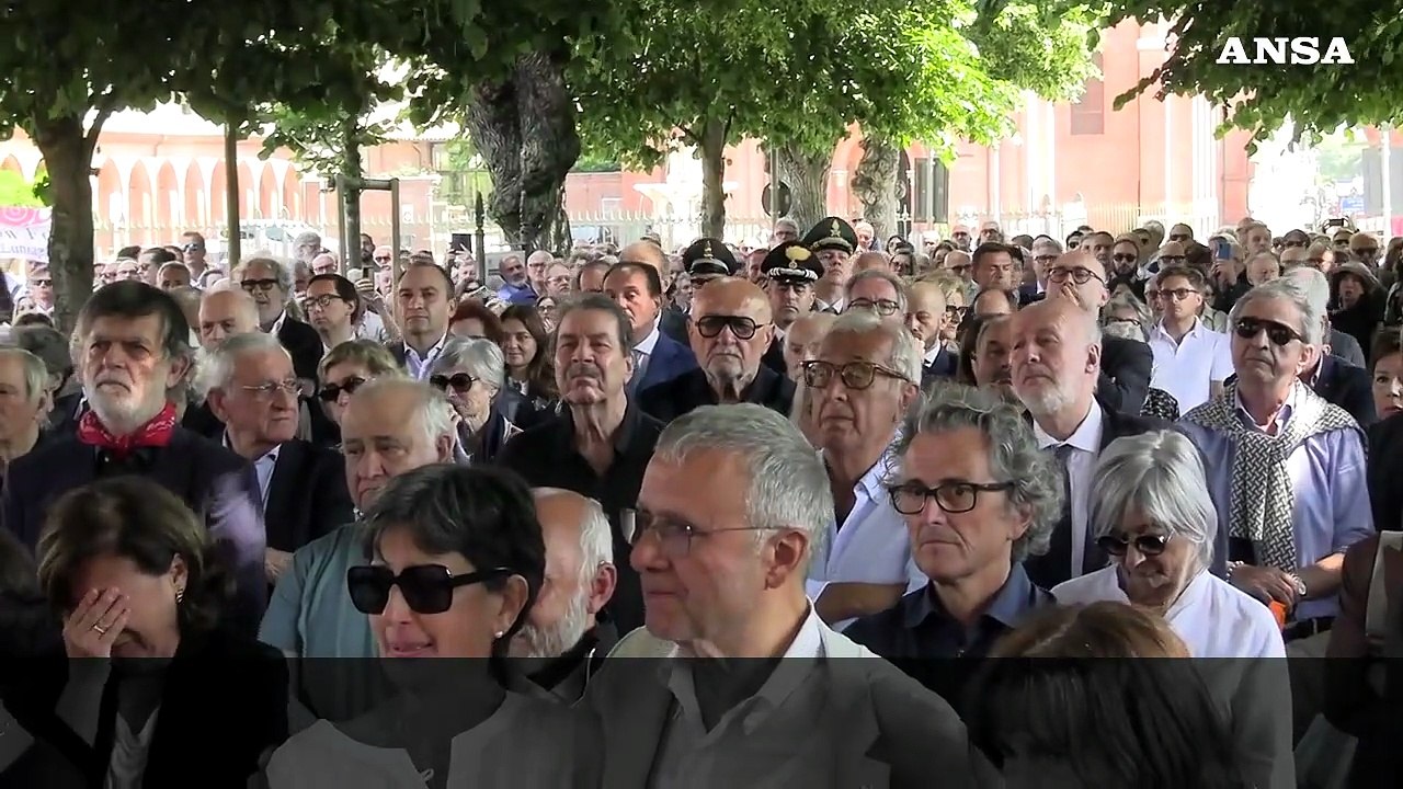 Un lungo applauso per salutare Carlin Petrini