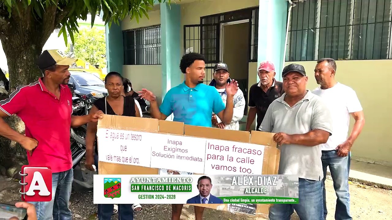 Residentes del sector Las Flores protestan frente a INAPA por falta de agua y colapso cloacal