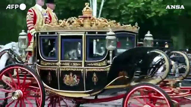 King's Speech, Carlo e Camilla in carrozza verso il Parlamento