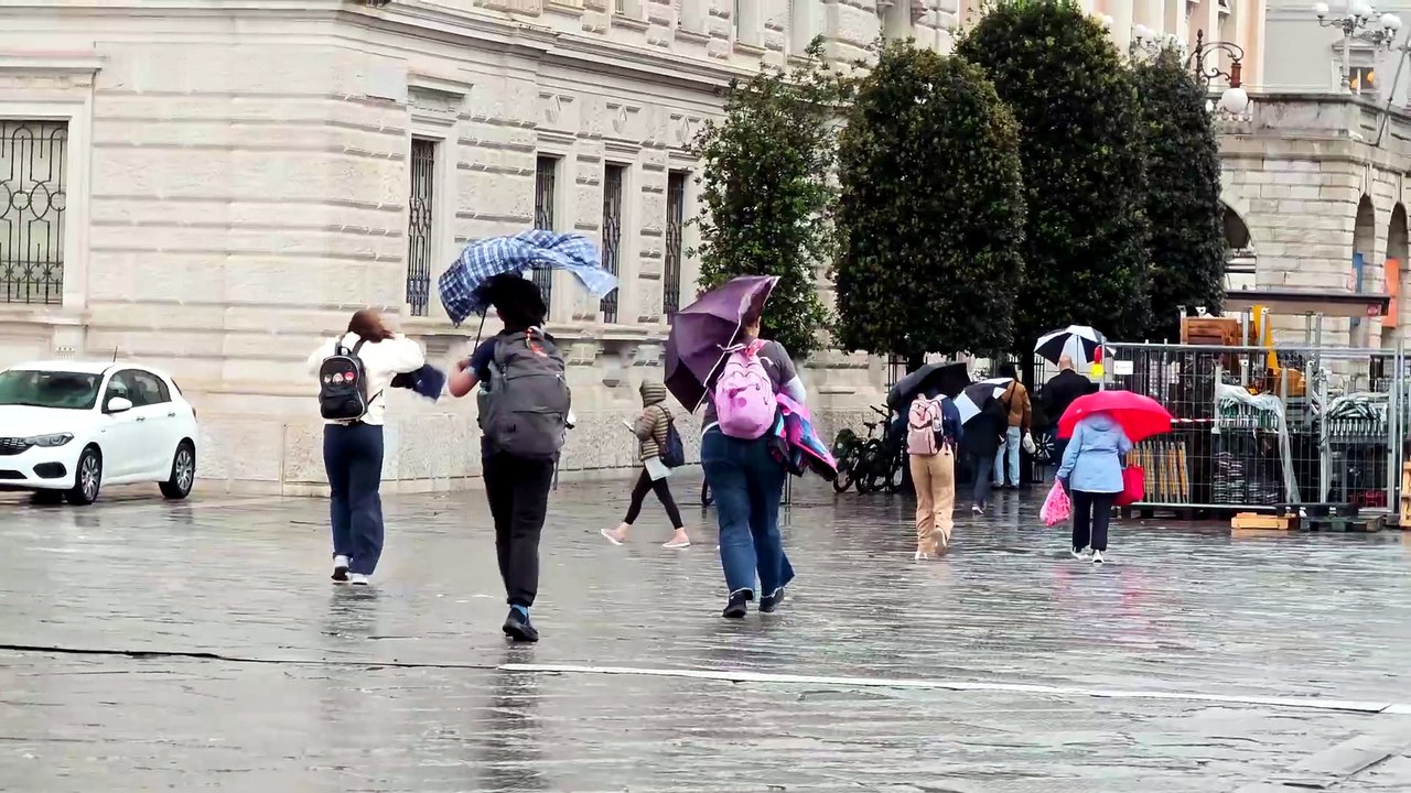Pioggia e vento, a Trieste volano gli ombrelli: passanti spostati dalle raffiche di bora e costretti a trovare un riparo