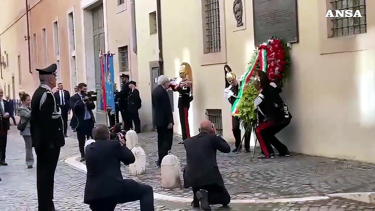 Aldo Moro, Mattarella depone una corona di fiori in via Caetani