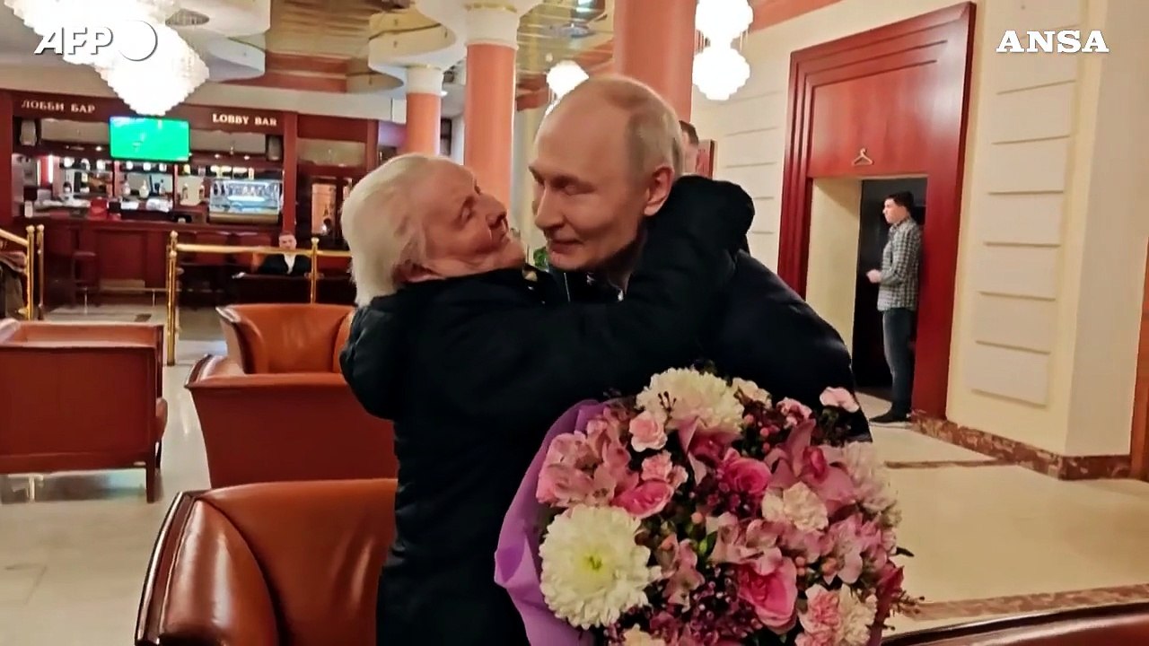 Mosca, Putin incontra la sua insegnante d'infanzia: porta in dono un mazzo di fiori