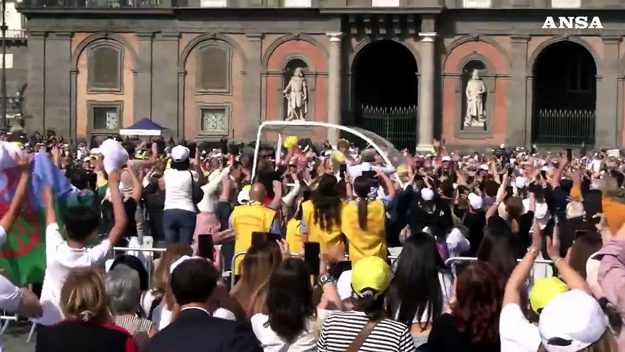 Napoli, l'entusiasmo dei fedeli all'arrivo di papa Leone in piazza Plebiscito