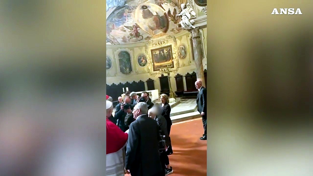 Napoli, la mamma di Domenico saluta il Papa in Cattedrale