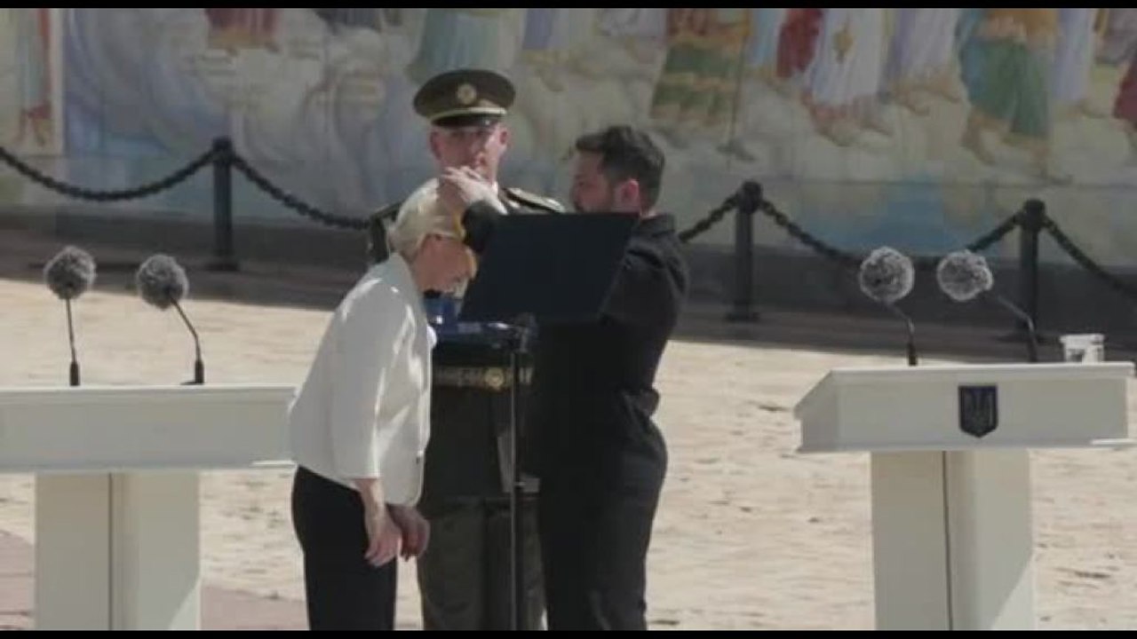Von der Leyen riceve onorificenza "Ordine d'Europa" da Zelensky