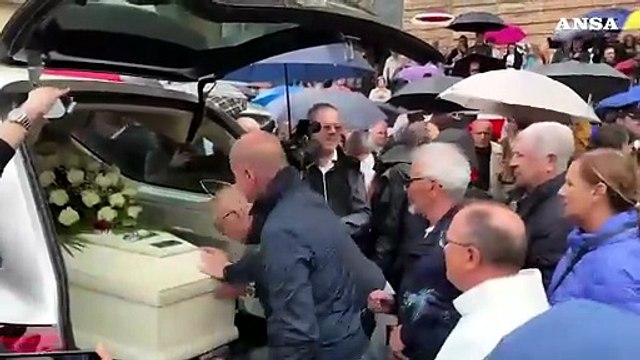 Funerali Zanardi, l'omaggio al campione all'esterno della chiesa