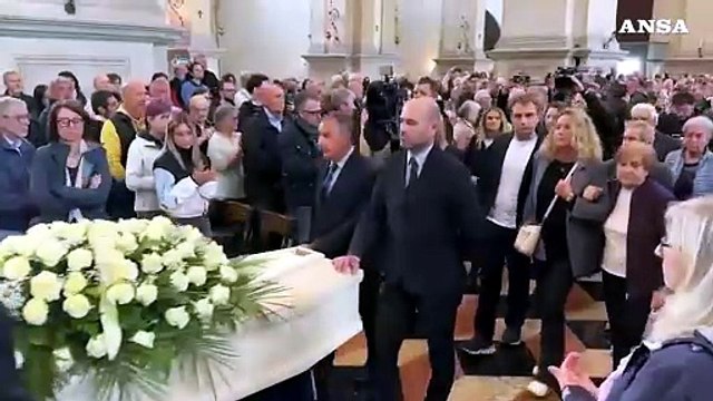 Funerali Zanardi, l'ingresso del feretro nella chiesa di Santa Giustina