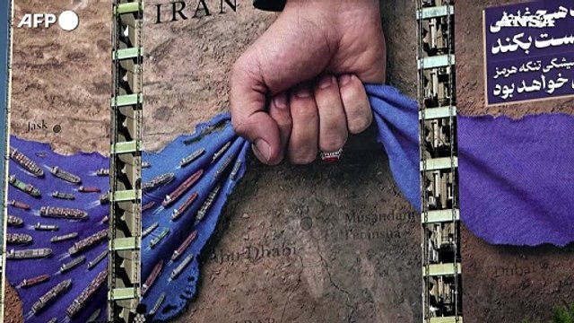 A Teheran uno striscione celebra il controllo dell'Iran su Hormuz