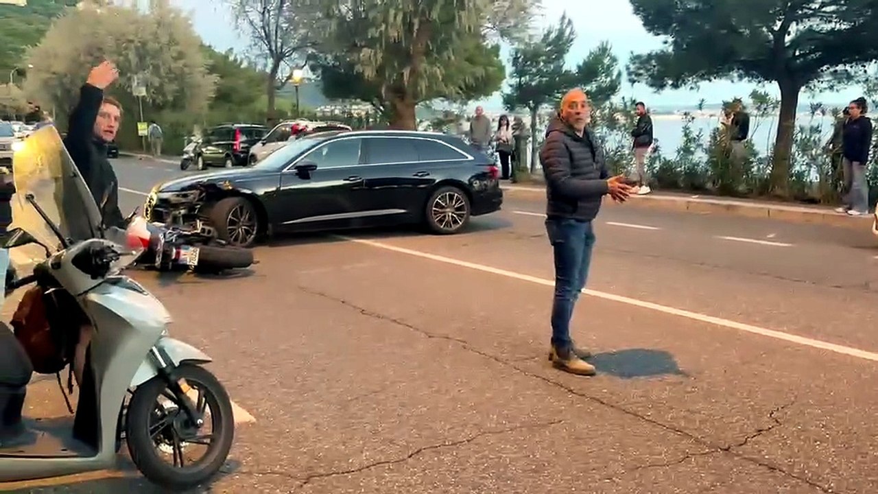Incidente a Barcola, pattuglie arrivate dopo un'ora: i passanti regolano il traffico