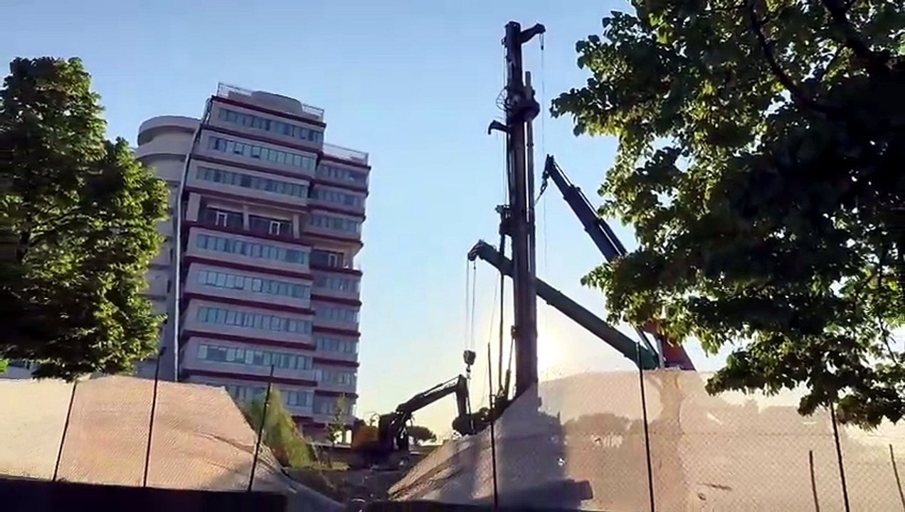Padova, macchinario si ribalta e cade sulla str...