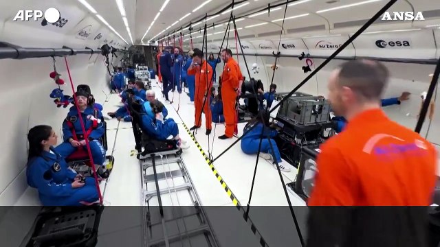 Dentro l'aereo Zero-G, dove gli astronauti si addestrano in assenza di gravita'