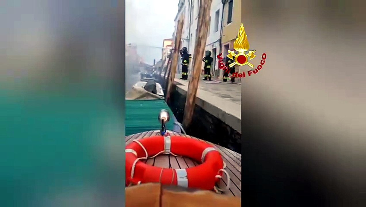 I pompieri spengono l'incendio della barca a Madonna dell'Orto