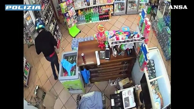 Rapinatore con casco e martello arrestato dalla polizia a Sassari