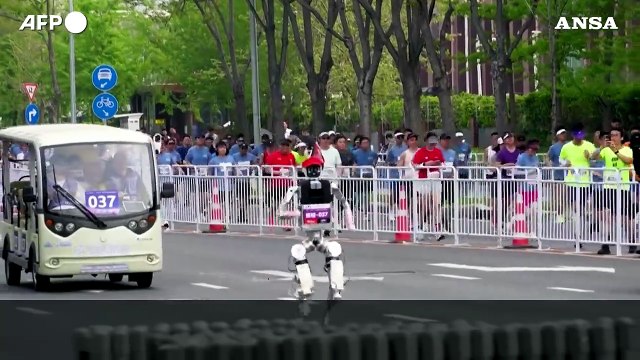 Robot e umani in gara alla mezza maratona di Pechino