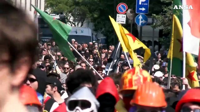 Milano, tensioni al corteo contro il raduno dei Patrioti: idranti e lacrimogeni sui manifestanti