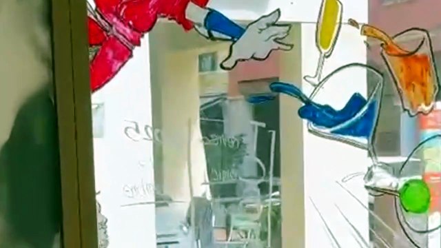 Auto contromano nel centro storico, imbocca via pedonale e semina il caos: il video