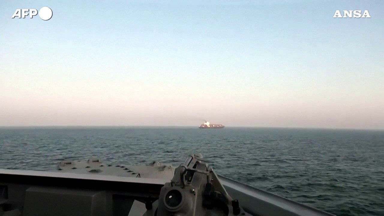 Una nave da guerra statunitense colpisce un mercantile iraniano che tentava di eludere blocco