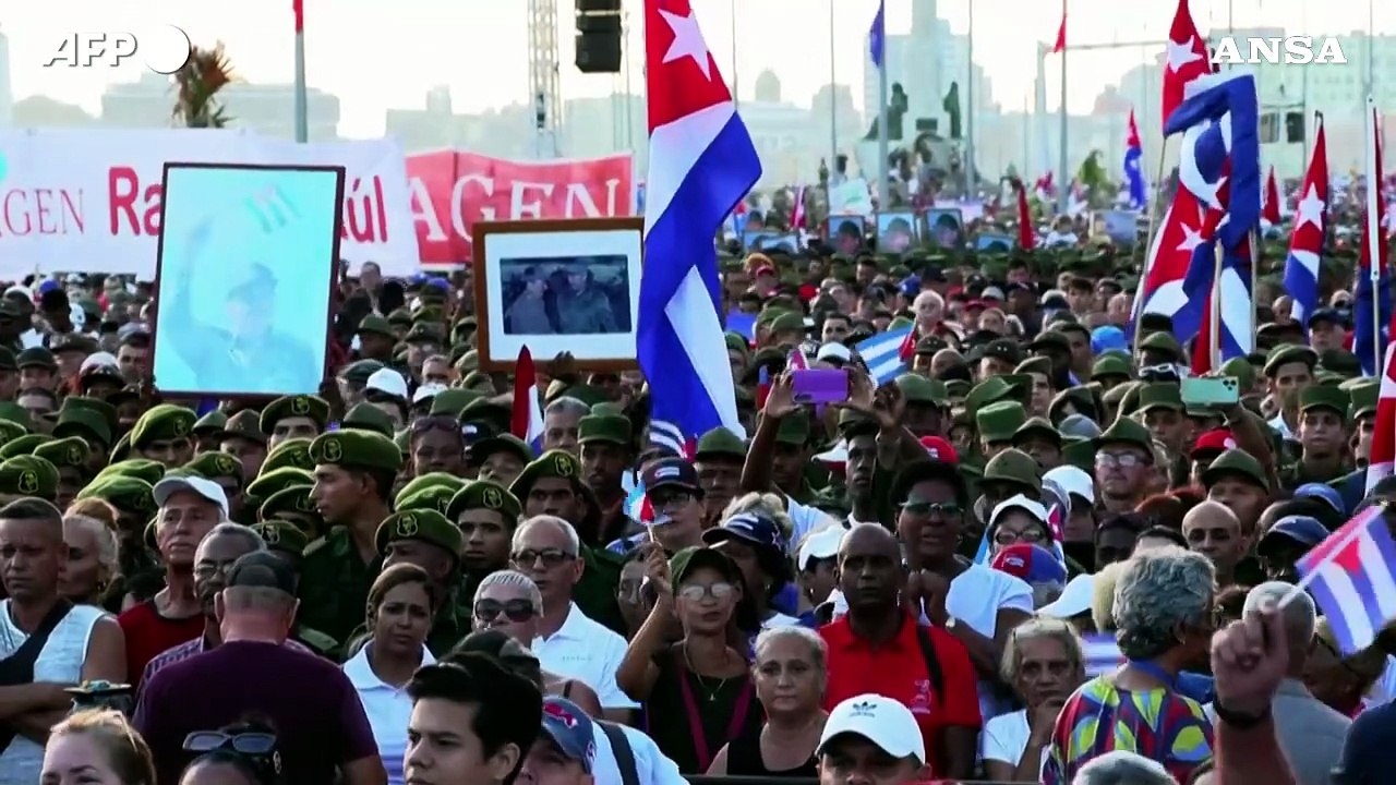 A Cuba in migliaia di fronte all'ambasciata Usa per sostegno a Raul Castro