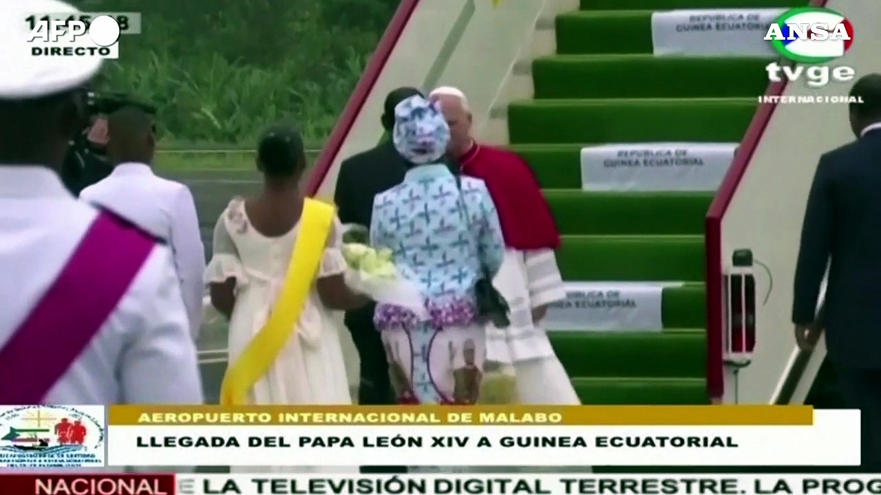 Papa Leone XIV arriva in Guinea Equatoriale, accolto dal presidente Obiang