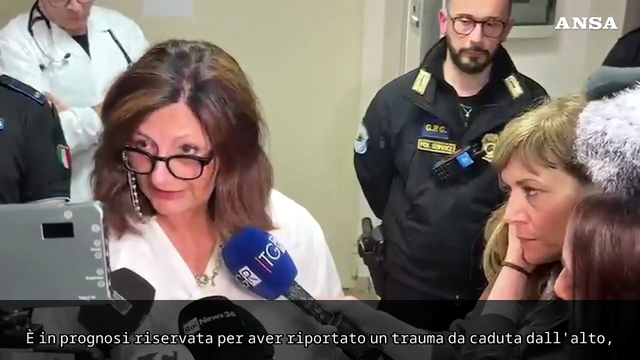Donna si getta con figli, condizioni della bimba "critiche ma stabilizzate"