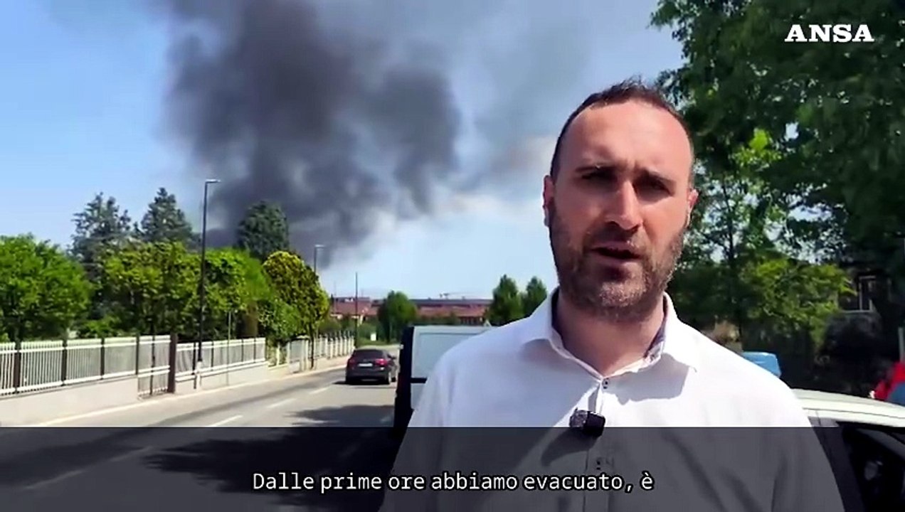 Maxi incendio nel Torinese, sindaco: "Evacuati 5 edifici nel raggio di 50 metri"