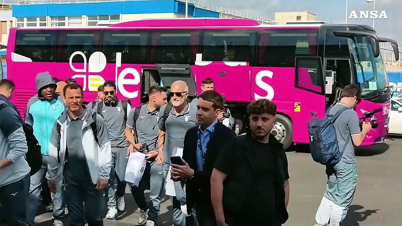 Calcio: tifosi incitano Lazio in partenza per Bergamo
