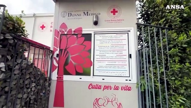 Neonato lasciato nella Culla per la vita a Bergamo, sta bene