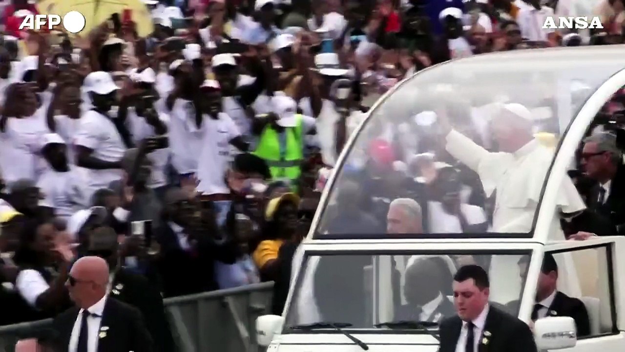 Migliaia di persone radunate in Angola per ascoltare la messa di Papa Leone