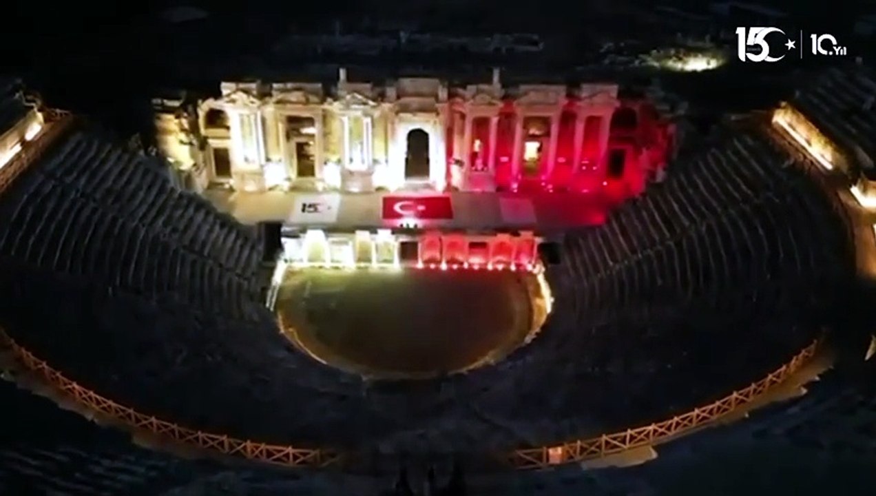 15 Temmuz’un şanlı mirası Pamukkale’de yaşatıldı! Pamukkale ve Hierapolis, ay yıldızın renkleriyle aydınlatıldı